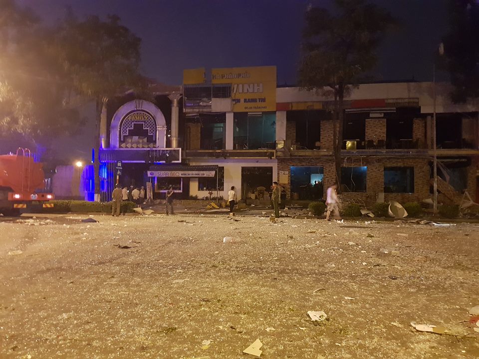 Cận cảnh tòa nhà 2 tầng bị xé nát kinh hoàng trong đêm